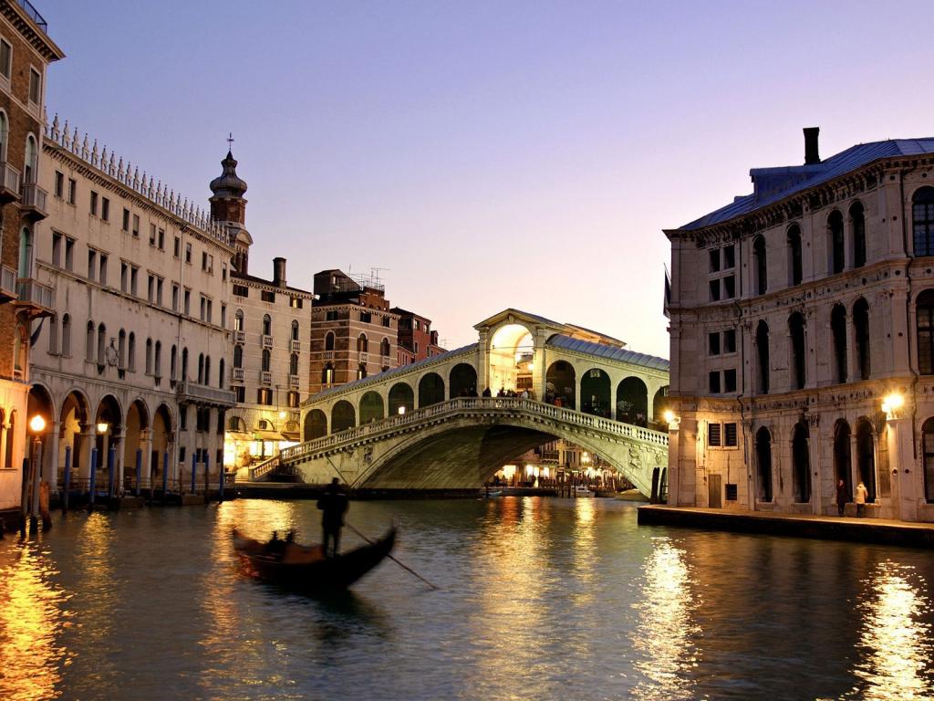 在威尼斯，意大利的运河大桥