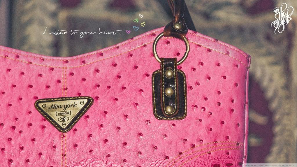 一个女孩品牌粉红色的包