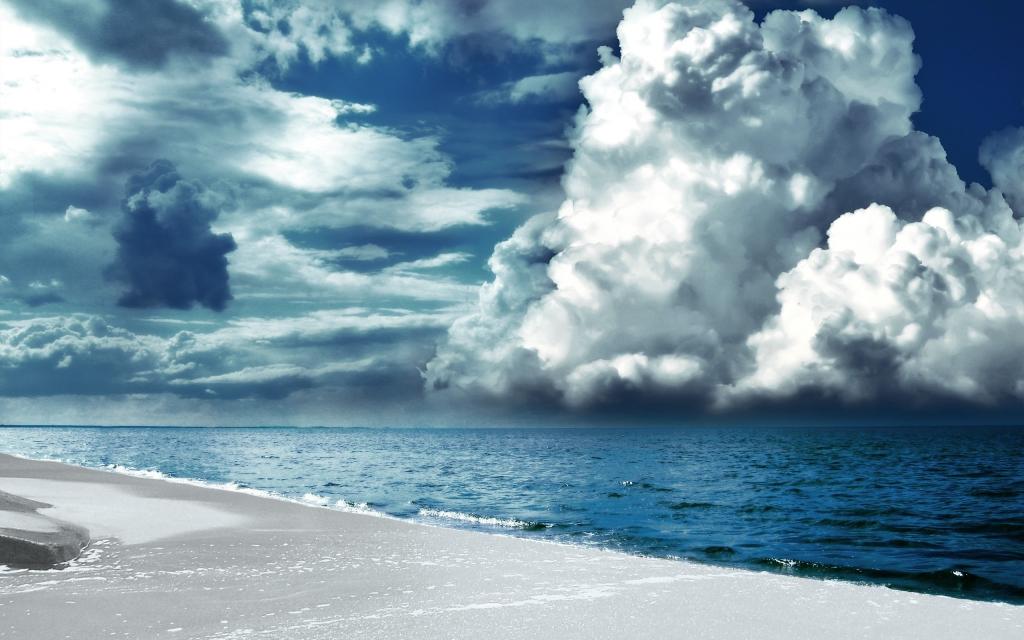 白色的沙滩，海，多云的天空