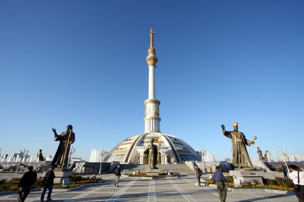 土库曼斯坦市的独立纪念碑阿什伽巴特