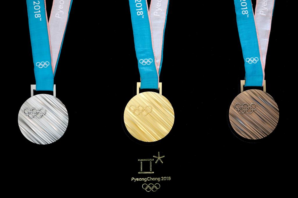 2018年冬奥会三枚奖牌在黑色背景上