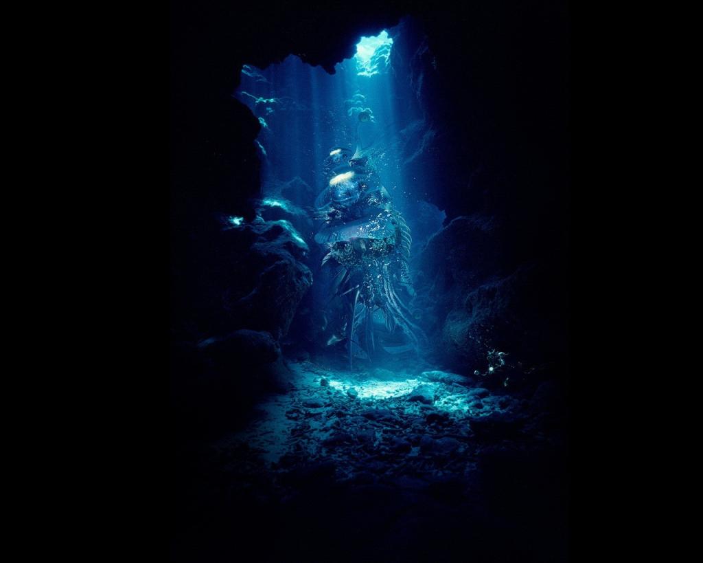 光在水下的洞穴
