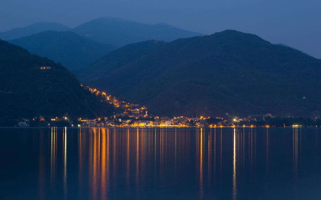 马焦雷湖岸边的一个小镇在意大利