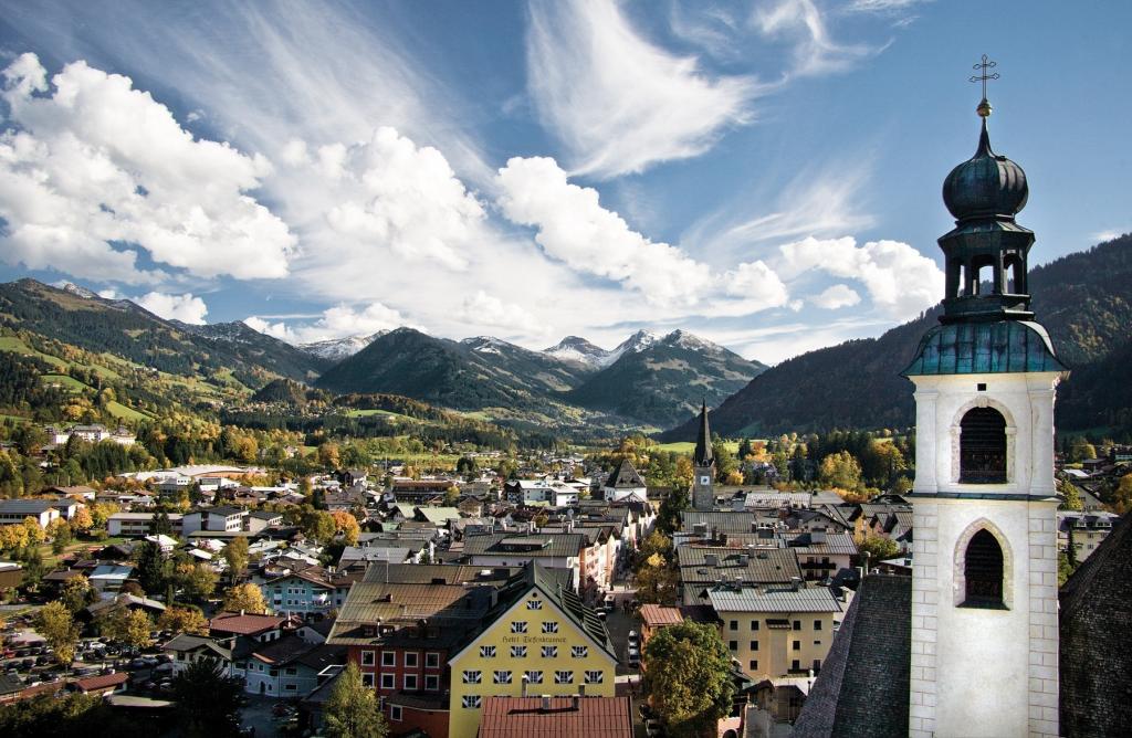 钟楼上的奥地利萨尔茨堡市的背景