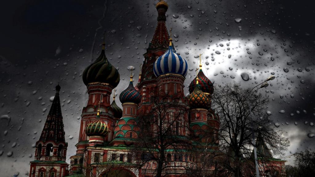 红场的大教堂在雨中，莫斯科