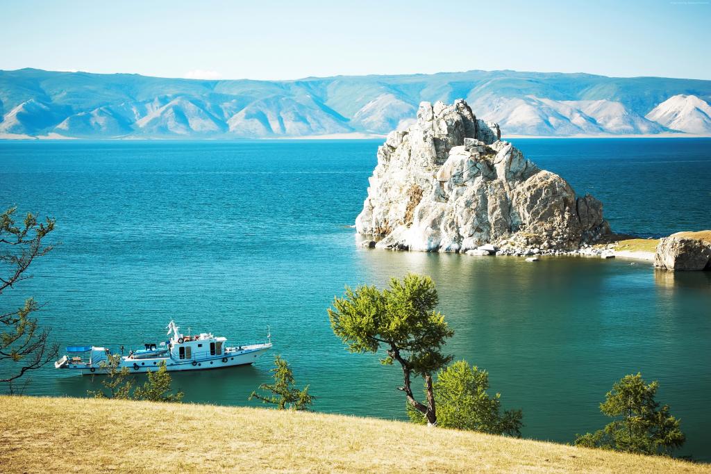 岩石在风景如画的贝加尔湖，俄罗斯的岸边
