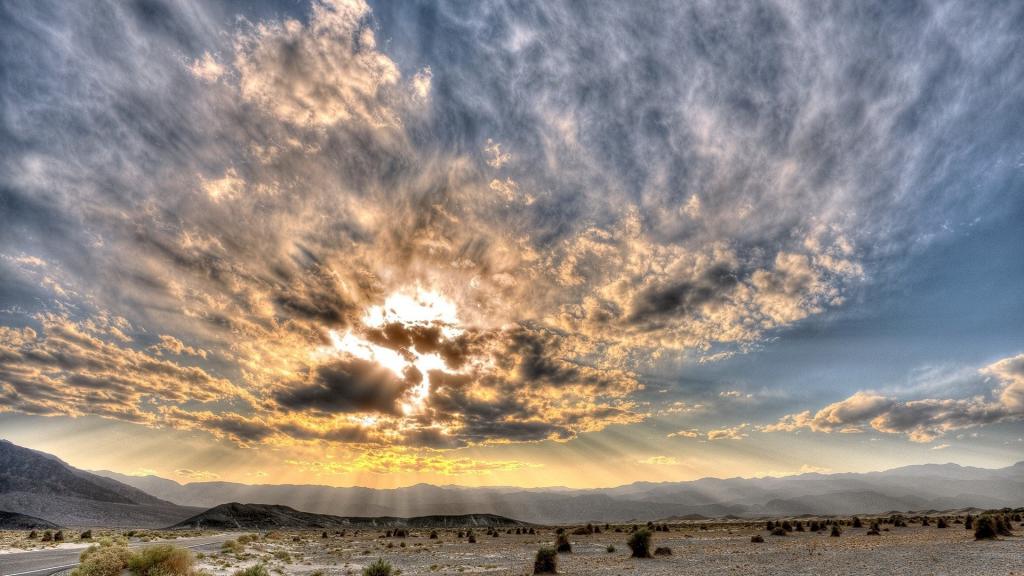 云将太阳遮挡在沙漠上