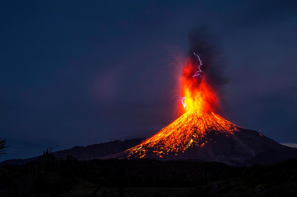 火山喷发Colima，墨西哥