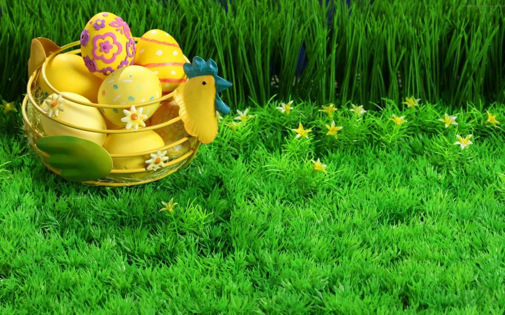 篮子的鸡蛋在复活节的绿色草地上