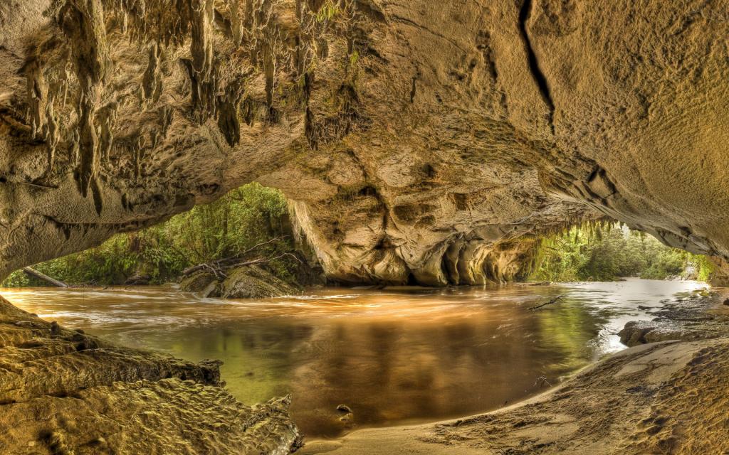 石窟中的河流，Kaharejnji国家公园。