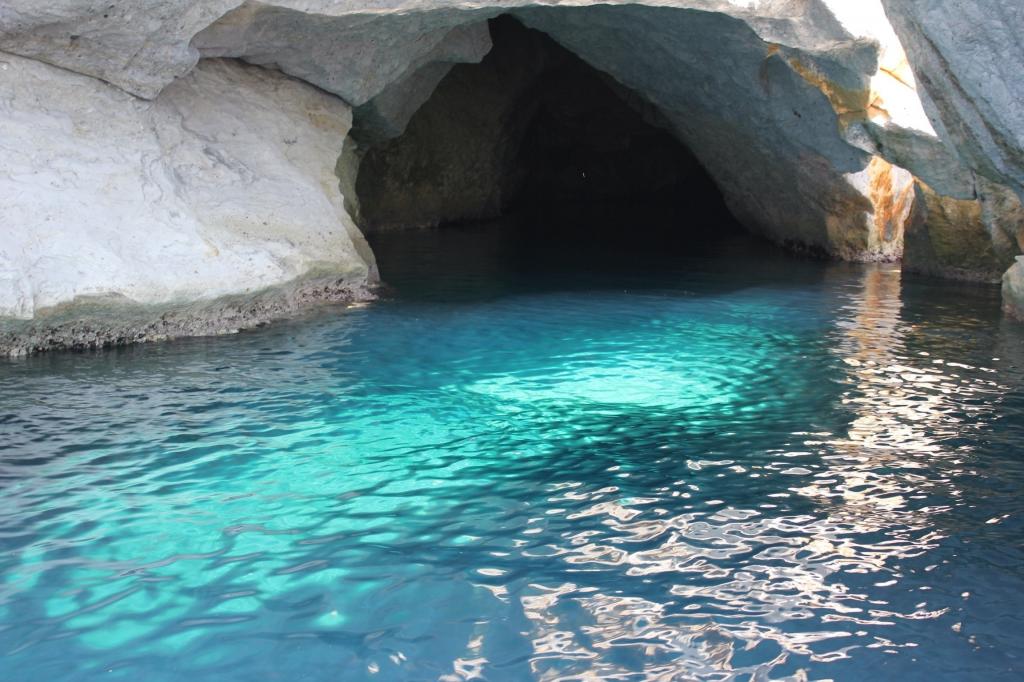 在意大利蓬扎岛的岩石洞穴
