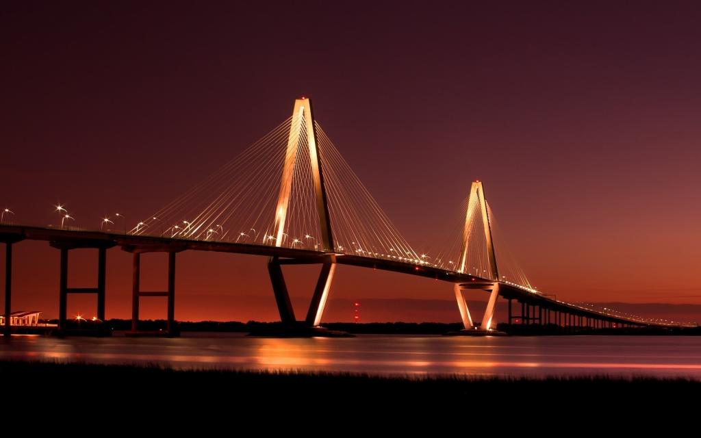 在晚上照亮的桥梁
