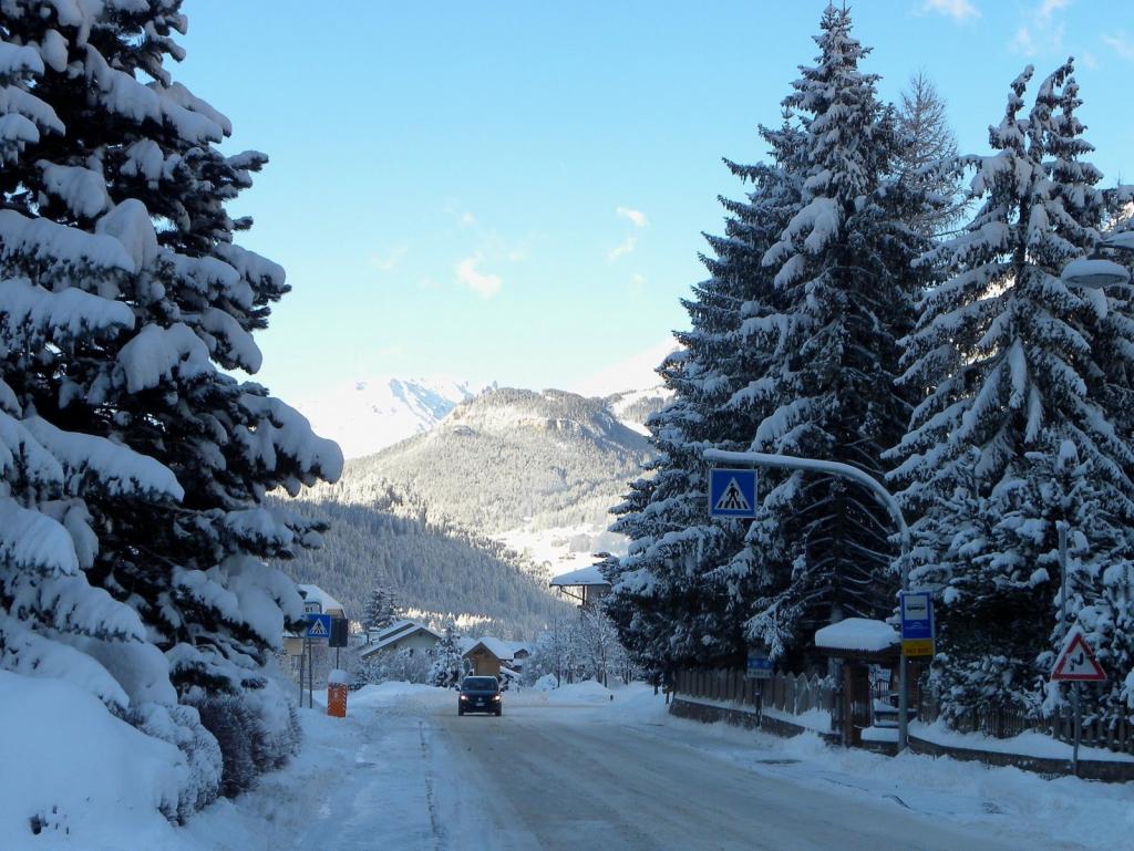 在Val di法萨，意大利滑雪胜地的山路