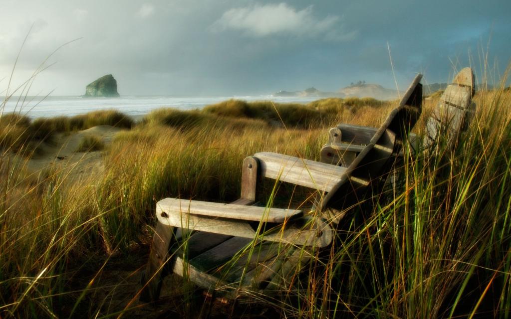在海岸的木椅子