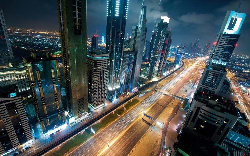 迪拜的夜间交通