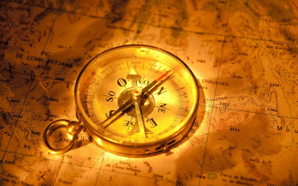 旅行者的地图上的古代指南针