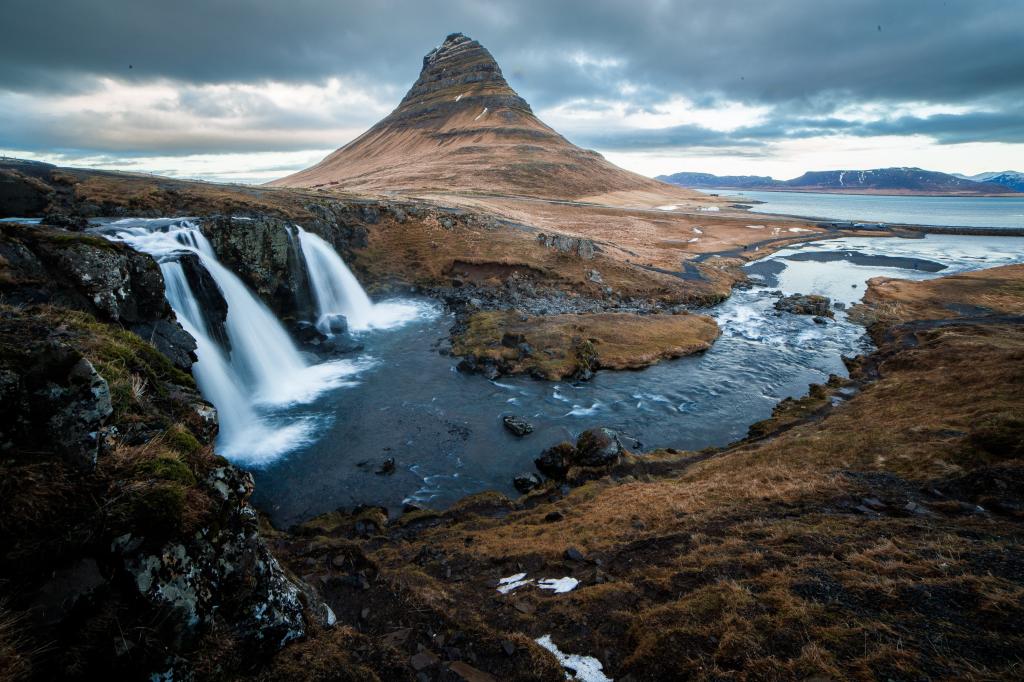 由河的山和瀑布在冰岛