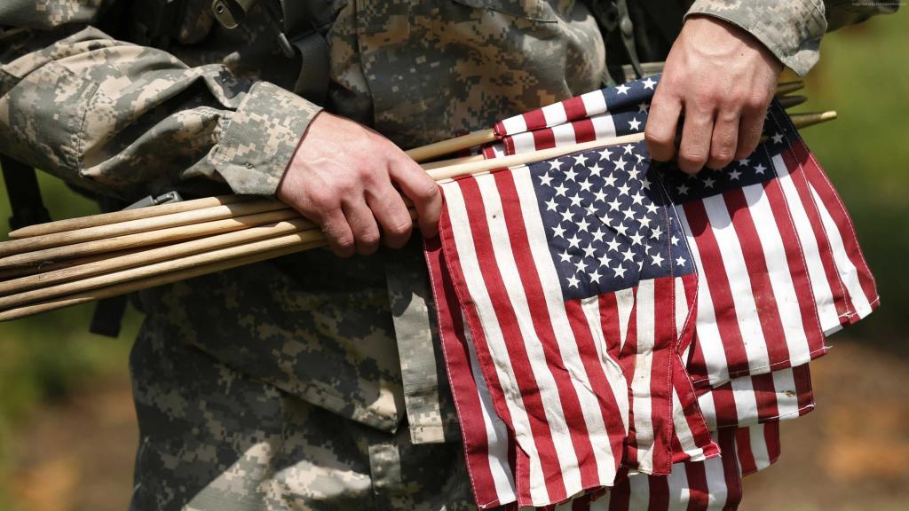 士兵手中拿着美国国旗