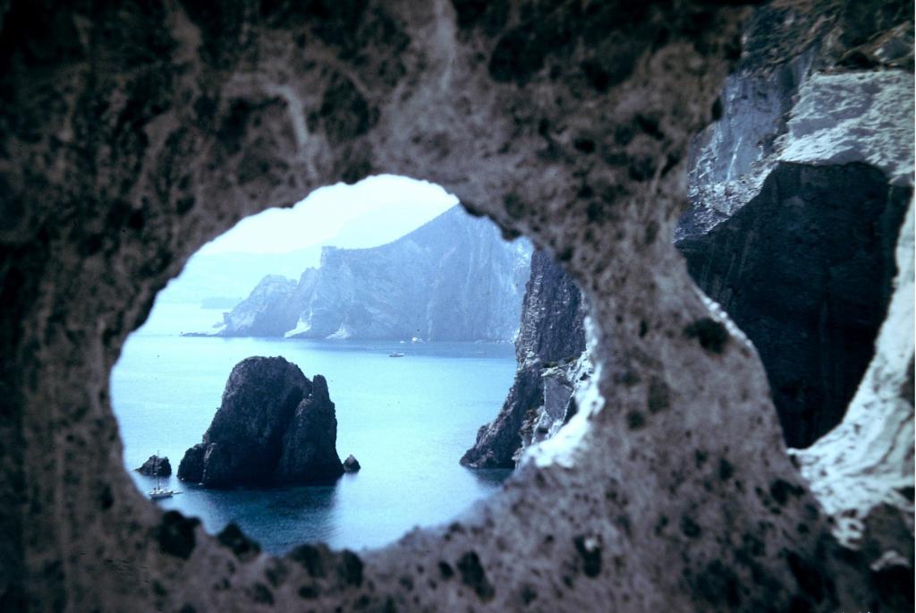 海湾的看法通过在Ponza，意大利海岛上的岩石