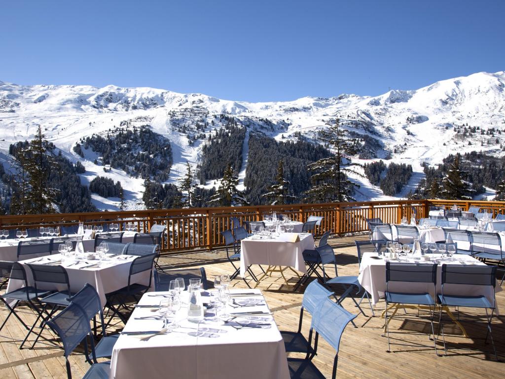 法国梅里贝尔滑雪场的咖啡馆