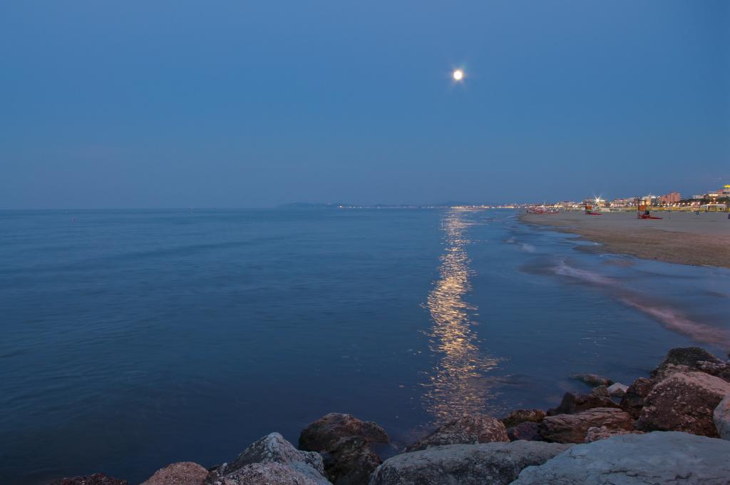 在里米尼，意大利度假村海滩上的月亮路径