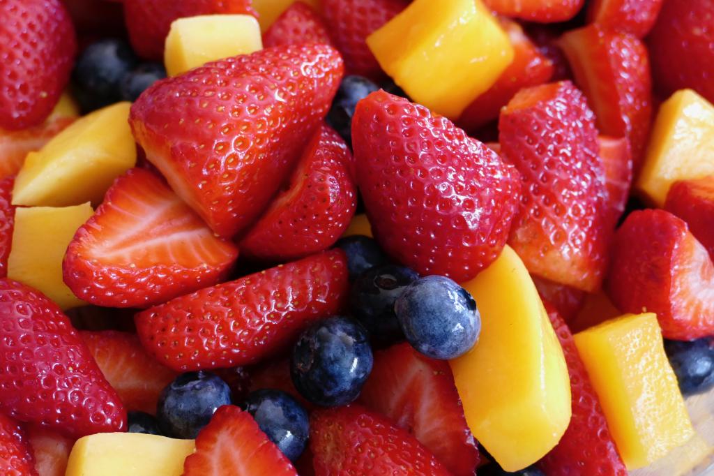 开胃新鲜的草莓和蓝莓