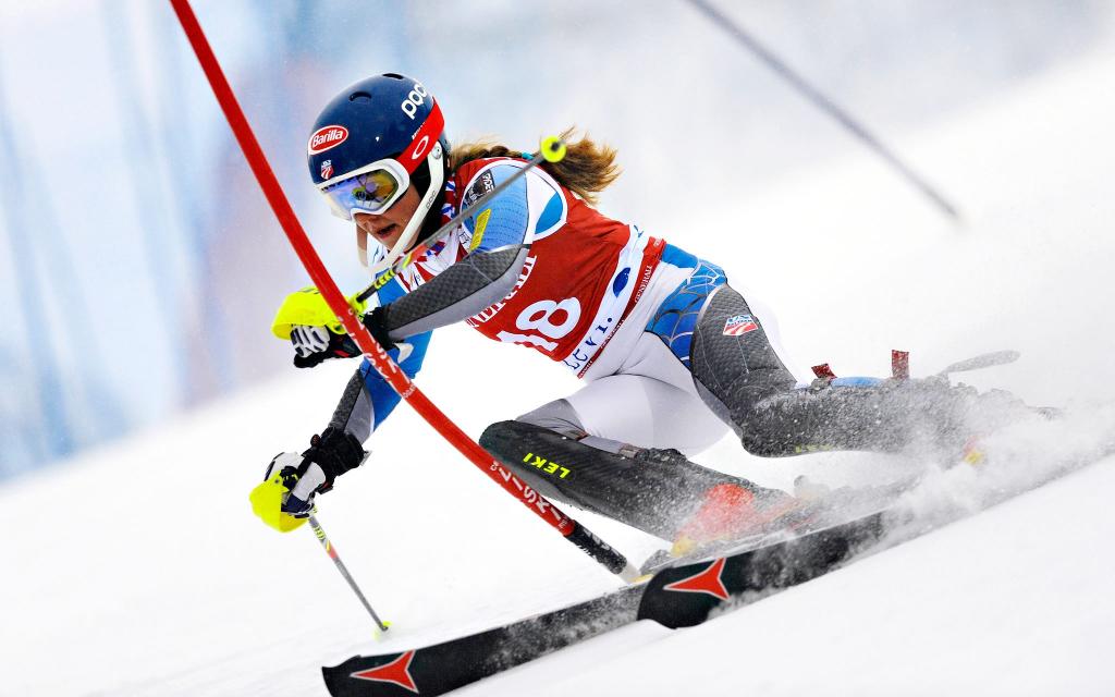 获得金牌的美国滑雪运动员Mikaela Shiffrin在索契奥运会上获奖
