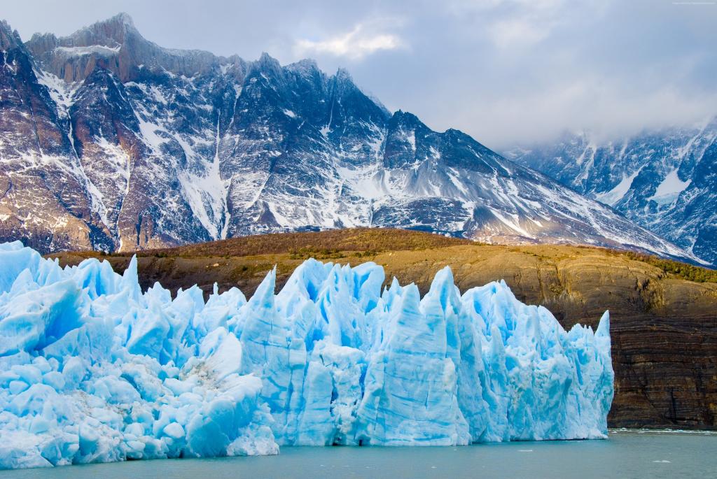 在山，智利的背景中的蓝色冰川