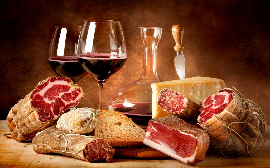 红酒和肉类产品在桌子上