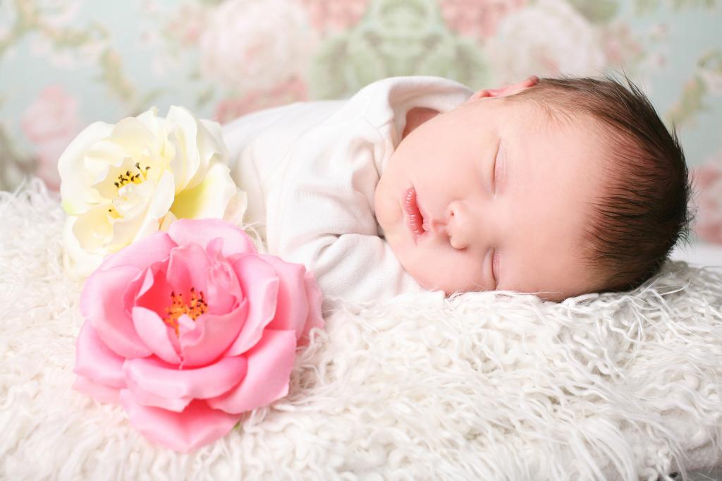 一个可爱的小女孩正在睡着两朵玫瑰