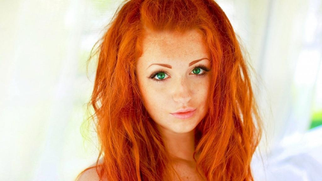 绿色的眼睛的红发模型