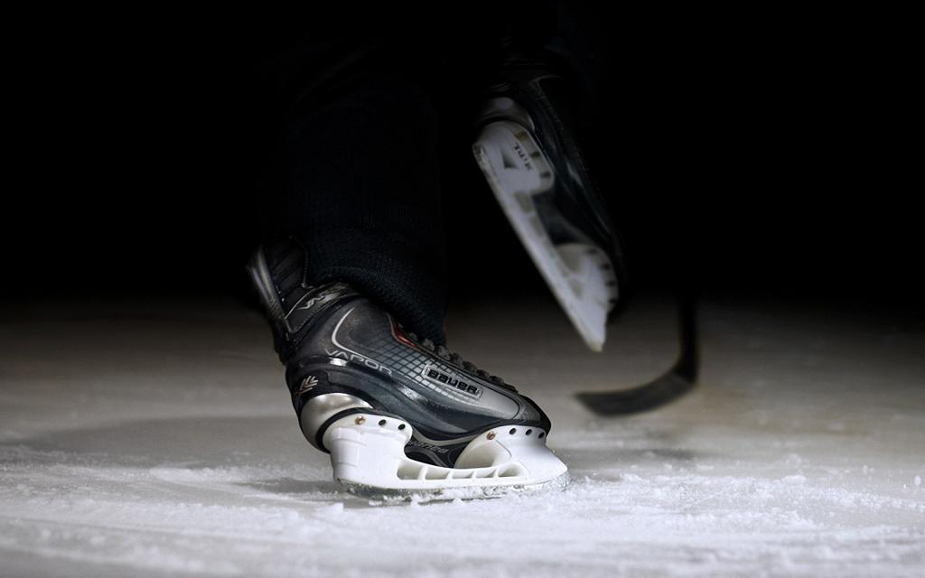 曲棍球冰上的冰鞋鲍尔