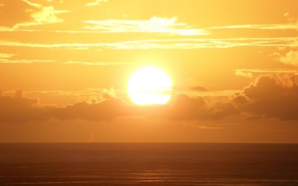 太阳在海上