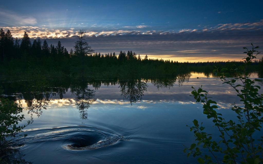 日落湖上的漩涡