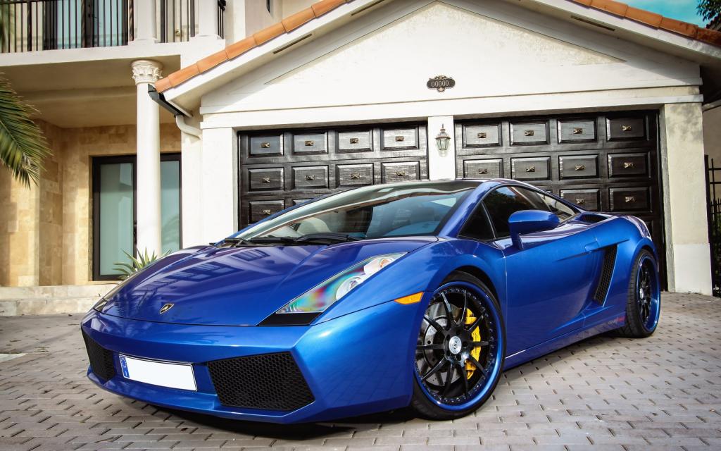 在车库附近的蓝色汽车Lamborghini Miura