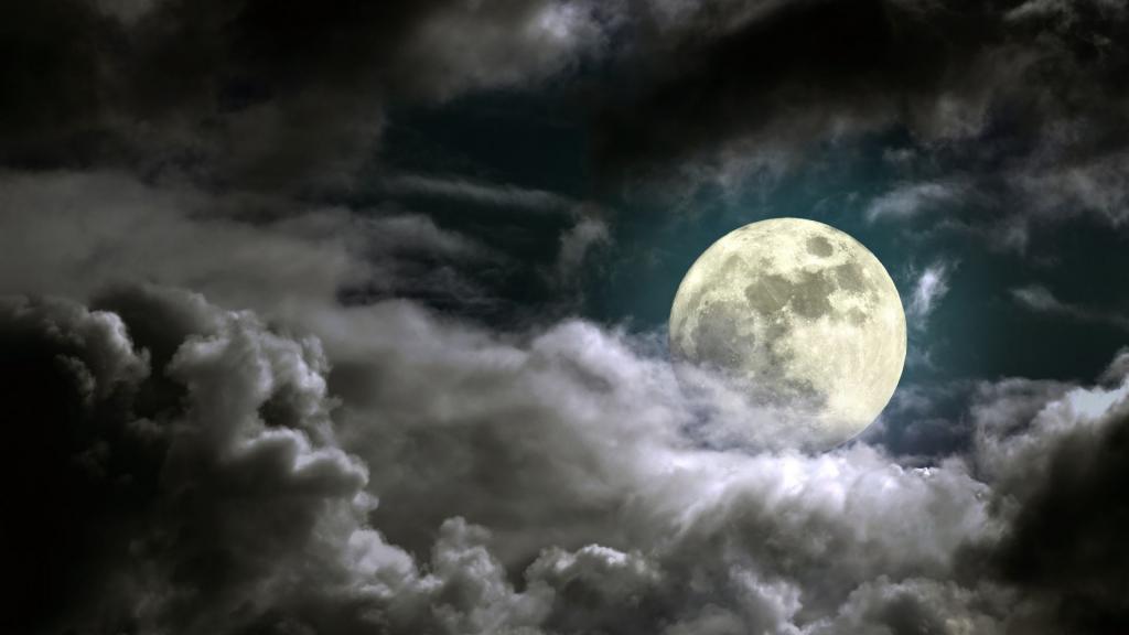 夜间云层中的月亮