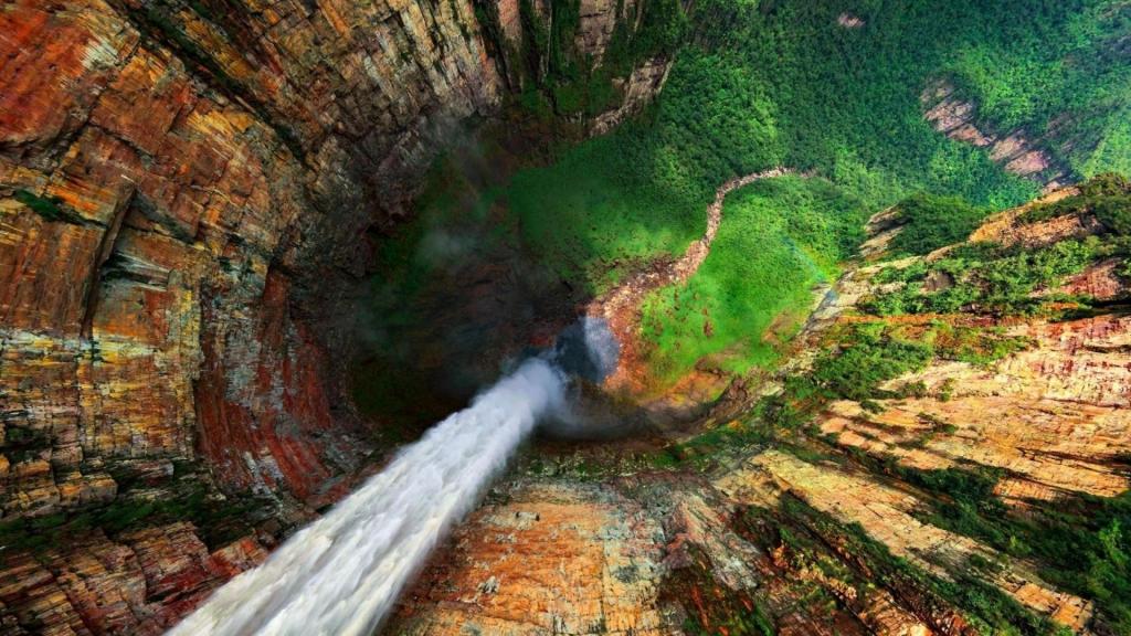从高处的委内瑞拉瀑布的照片