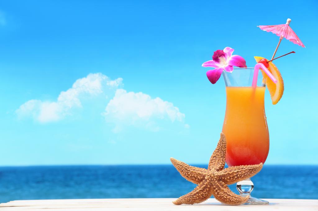 夏天鸡尾酒和海星背景上的海星