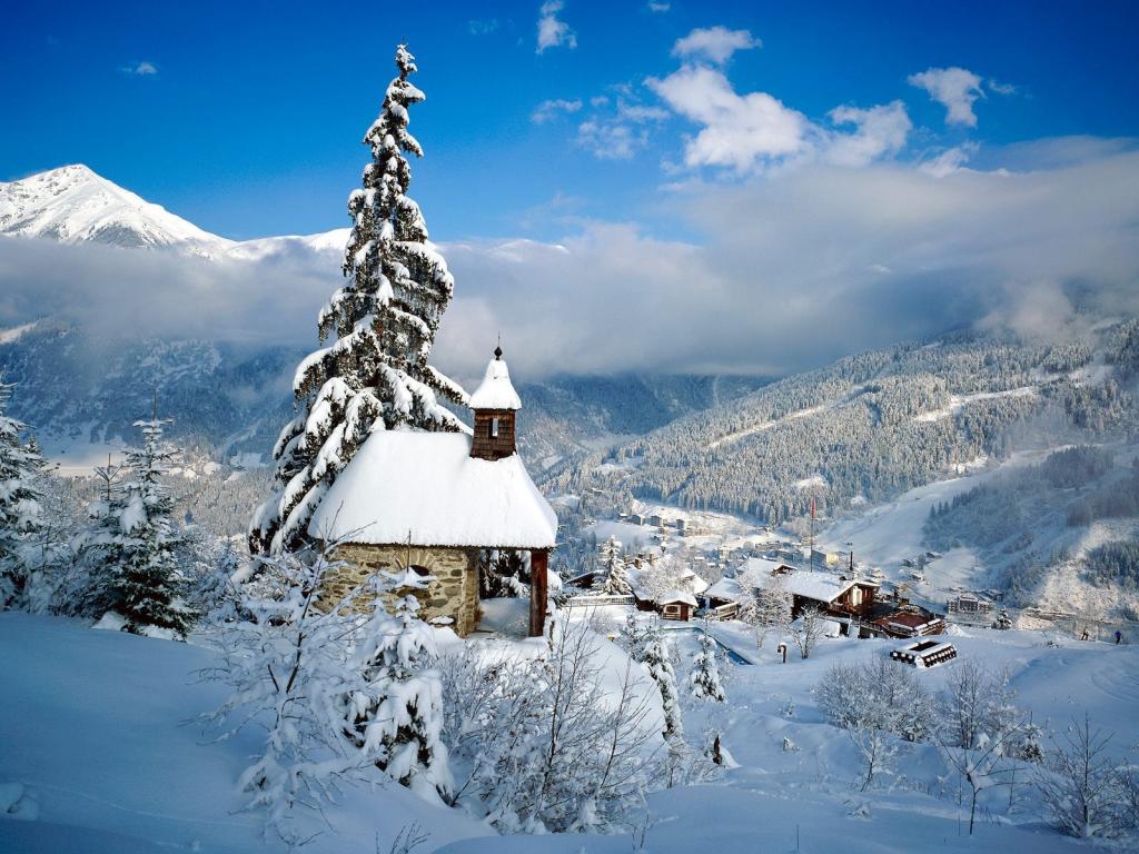 科尔蒂纳丹佩佐，意大利滑雪胜地的偏僻的教堂