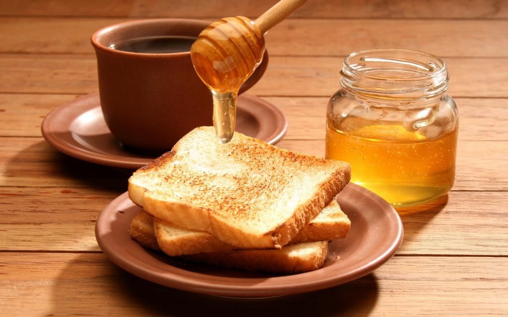 茶，用蜂蜜烤面包