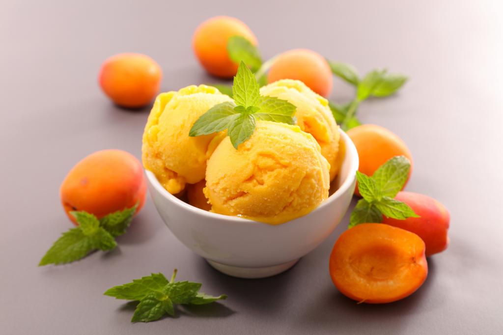 薄荷叶和新鲜杏子冰淇淋球