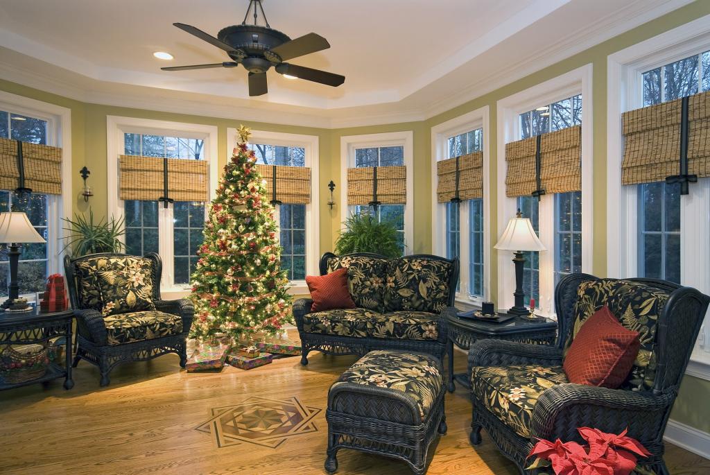 圣诞树在客厅里为新年2015年