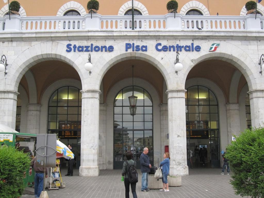 入口在意大利比萨的中央车站