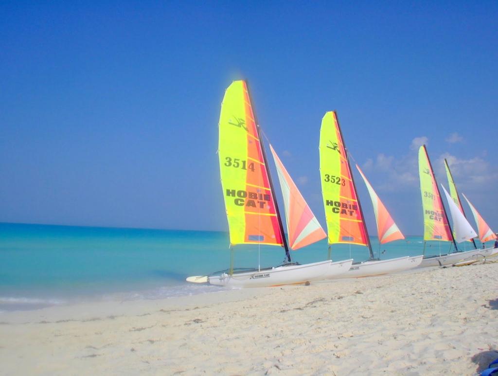 游艇在古巴圣玛丽亚岛度假胜地的沙滩上