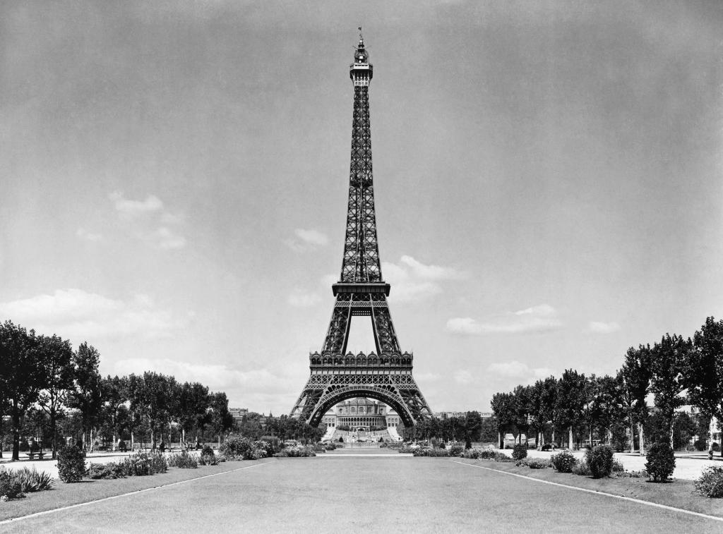 艾菲尔铁塔和公园，黑白照片
