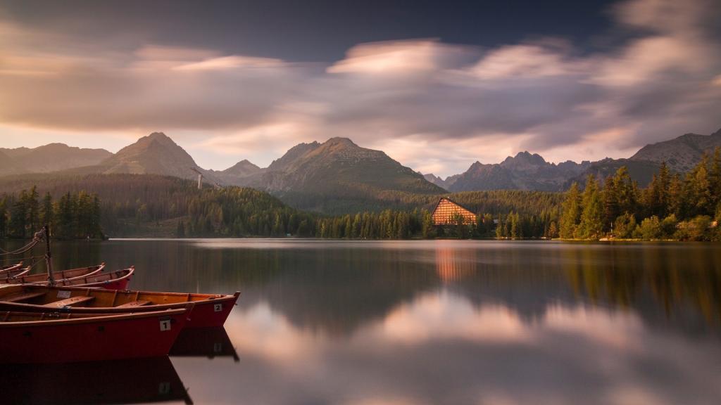 红色的小船，在一个高山湖泊