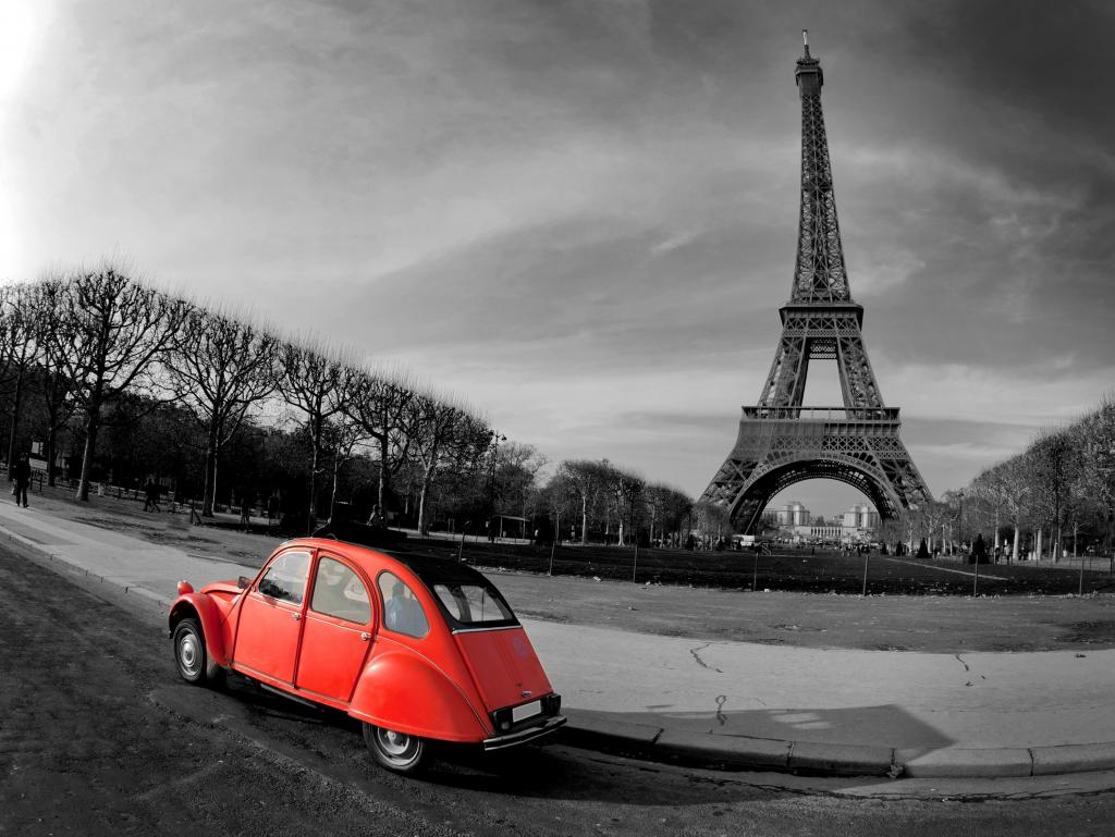 艾菲尔铁塔的背景上的红色汽车