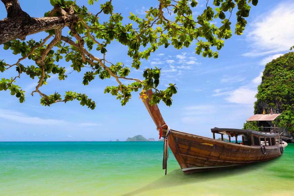 小船在泰国甲米的海滩附近