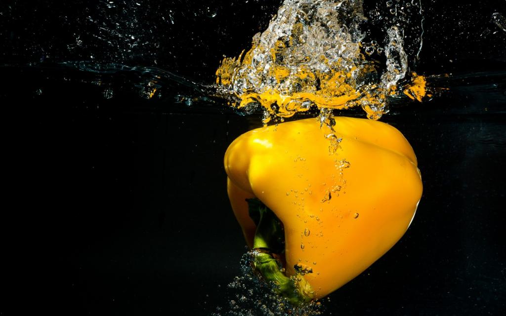 黄色甜椒在水中