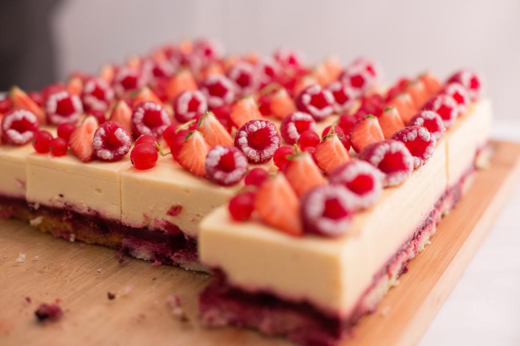 芝士蛋糕与覆盆子和草莓